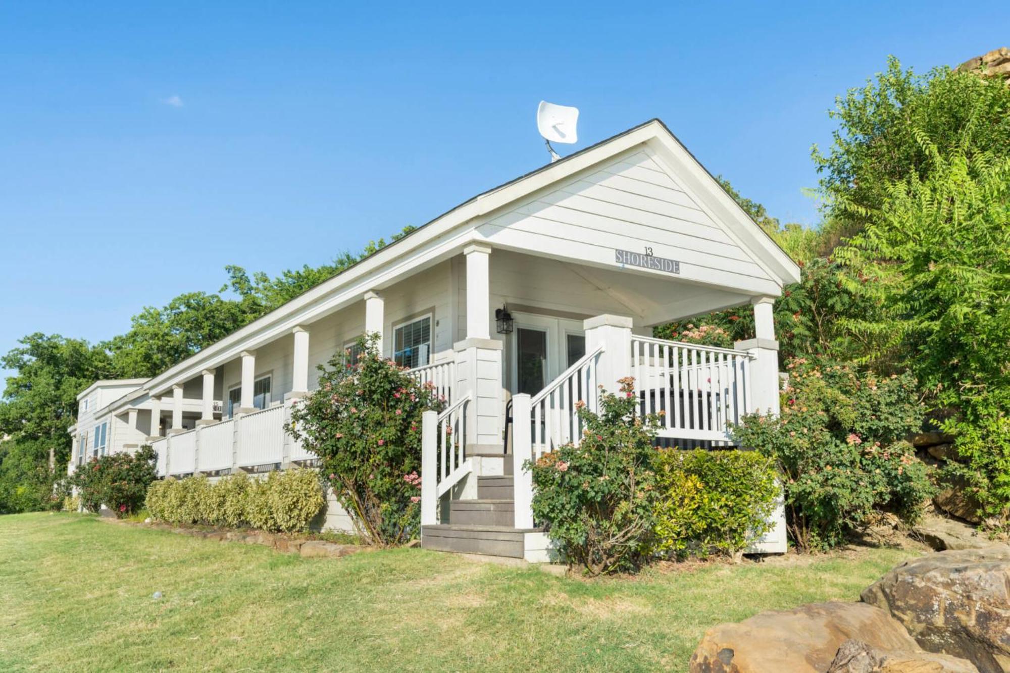 Crosstimbers Marina And Cottages Sperry Exterior photo