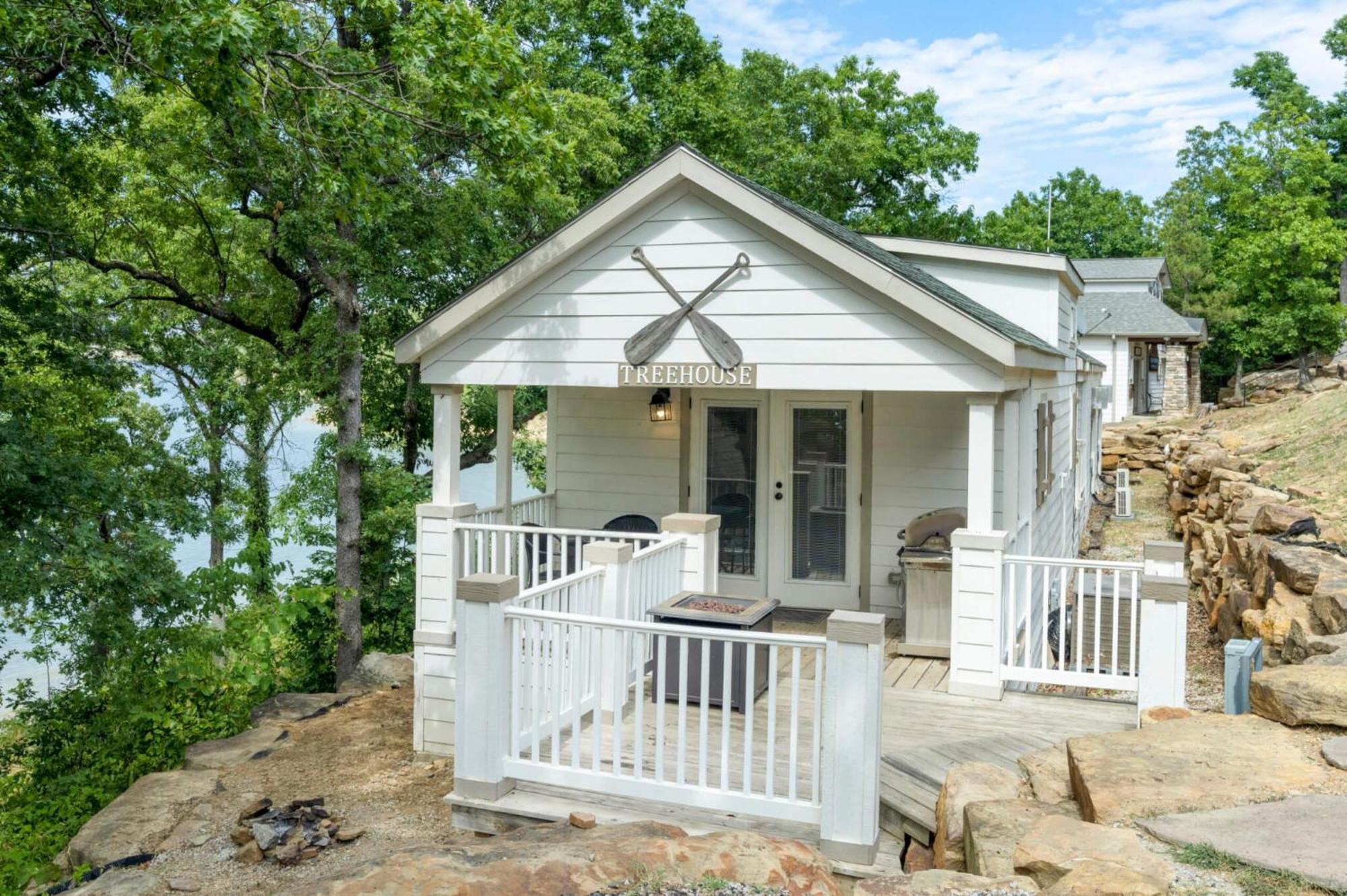 Crosstimbers Marina And Cottages Sperry Exterior photo