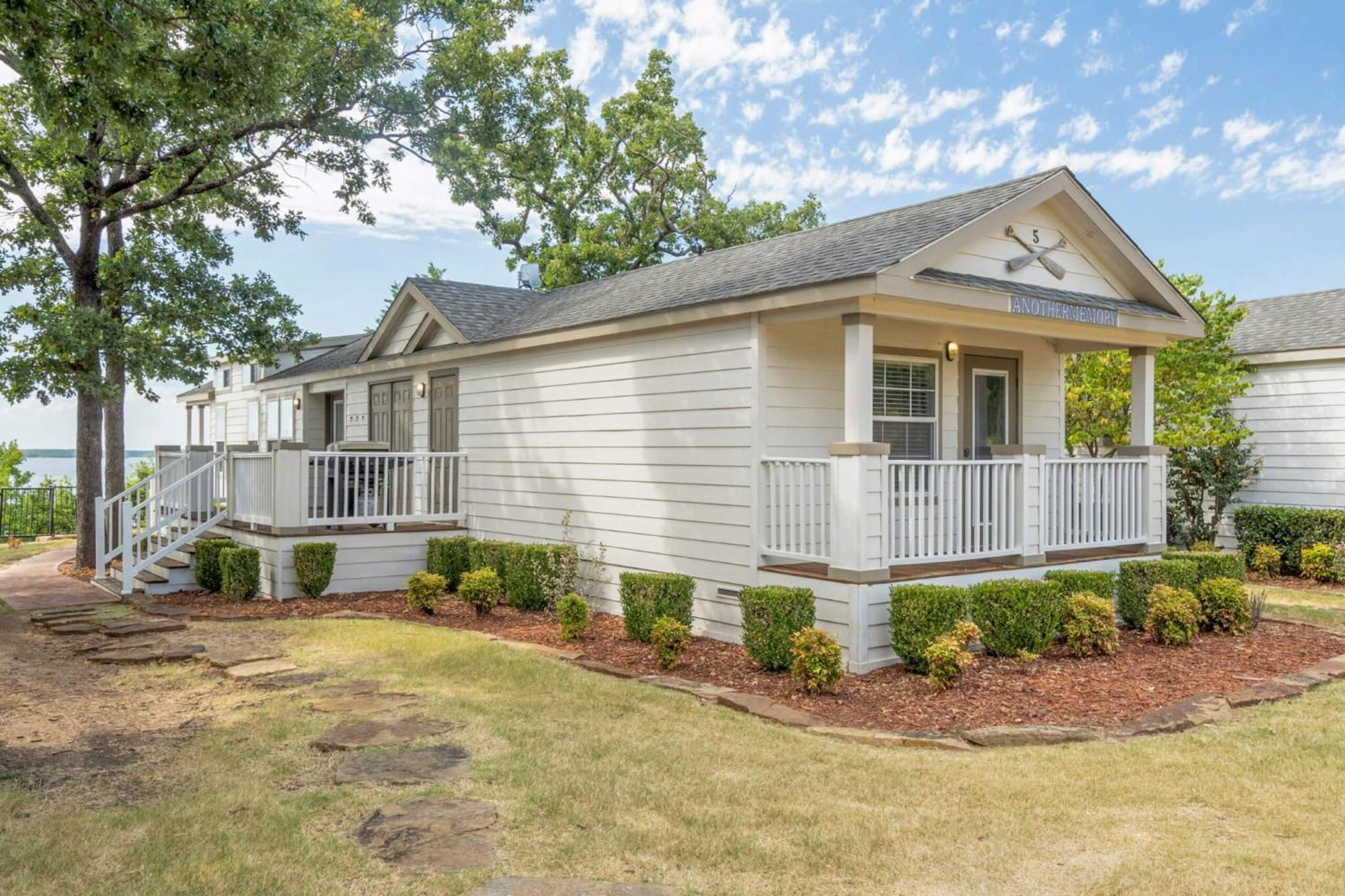 Crosstimbers Marina And Cottages Sperry Exterior photo