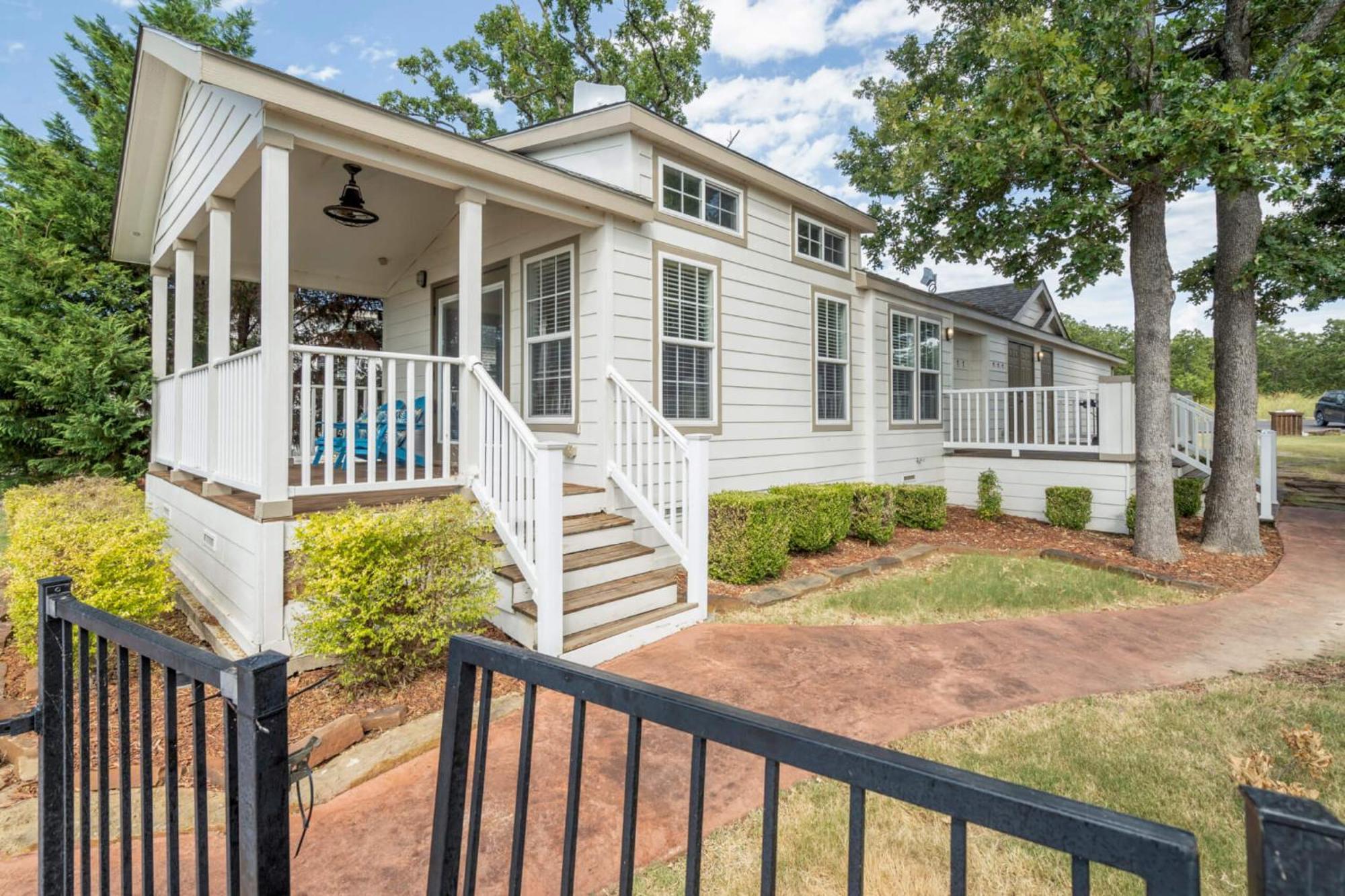 Crosstimbers Marina And Cottages Sperry Exterior photo