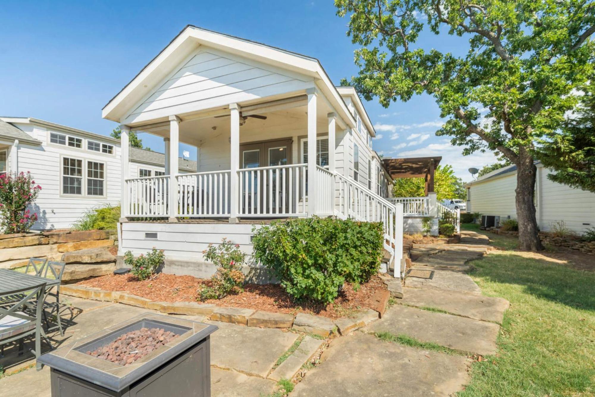 Crosstimbers Marina And Cottages Sperry Exterior photo